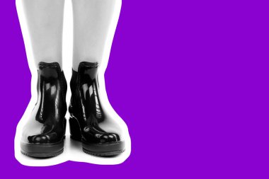 Bayan giysi ayakkabısı. Lastik çizme giyen uzun ince kadın bacakları. Fotokopi alanı olan moda modeli. Klasik ve günlük kıyafet konsepti. Ayrıntılı yakın çekim stüdyo çekimi. Dergi tarzı moda kolajı