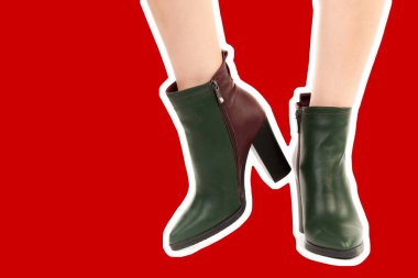 Bayan giysi ayakkabısı. Uzun ince kadın bacakları yüksek topuklu ayakkabı giyer. Fotokopi alanı olan moda modeli. Klasik ve günlük kıyafet konsepti. Ayrıntılı yakın çekim stüdyo çekimi. Dergi tarzı moda kolajı