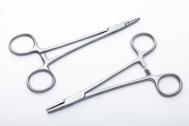 Çelik cerrahi aletler ve laboratuvar ekipmanları beyaz arka planda izole edilmiş. Profesyonel klinik aletleri. Tıbbi, cerrahi, ambulans ve veteriner konsepti. Yumuşak seçici odaklı yakın plan