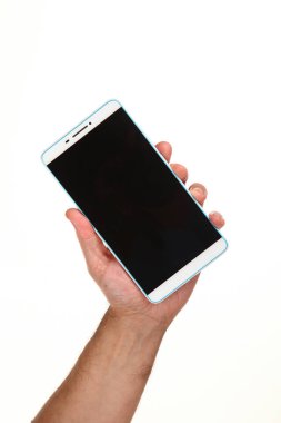 İnsan eli, avucunda boş bir krom ekran olan modern bir akıllı telefonu tutar. Teknoloji ve reklam kavramı. Ayrıntılı yakın çekim stüdyo çekimi soyut beyaz arka planda izole