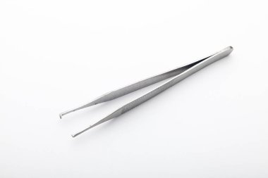 Çelik cerrahi aletler ve laboratuvar ekipmanları beyaz arka planda izole edilmiş. Profesyonel klinik aletleri. Tıbbi, cerrahi, ambulans ve veteriner konsepti. Yumuşak seçici odaklı yakın plan