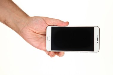 İnsan eli, avucunda boş bir krom ekran olan modern bir akıllı telefonu tutar. Teknoloji ve reklam kavramı. Ayrıntılı yakın çekim stüdyo çekimi soyut beyaz arka planda izole