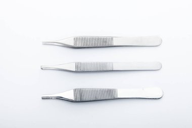 Çelik cerrahi aletler ve laboratuvar ekipmanları beyaz arka planda izole edilmiş. Profesyonel klinik aletleri. Tıbbi, cerrahi, ambulans ve veteriner konsepti. Yumuşak seçici odaklı yakın plan