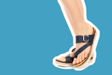 Bayan giysi ayakkabısı. Deri sandalet giyen uzun ince kadın bacakları. Fotokopi alanı olan moda modeli. Klasik ve günlük kıyafet konsepti. Ayrıntılı yakın çekim stüdyo çekimi. Dergi tarzı moda kolajı