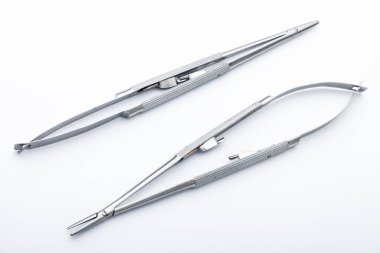 Çelik cerrahi aletler ve laboratuvar ekipmanları beyaz arka planda izole edilmiş. Profesyonel klinik aletleri. Tıbbi, cerrahi, ambulans ve veteriner konsepti. Yumuşak seçici odaklı yakın plan