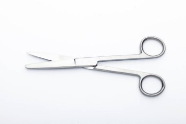 Çelik cerrahi aletler ve laboratuvar ekipmanları beyaz arka planda izole edilmiş. Profesyonel klinik aletleri. Tıbbi, cerrahi, ambulans ve veteriner konsepti. Yumuşak seçici odaklı yakın plan