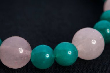 Güzel ve zarif el yapımı mücevher kolye ve renkli parlak boncuklar. Moda ve el işi aksesuarları. Soyut bulanık arkaplan üzerine yumuşak seçici odak ile sanat yakın plan