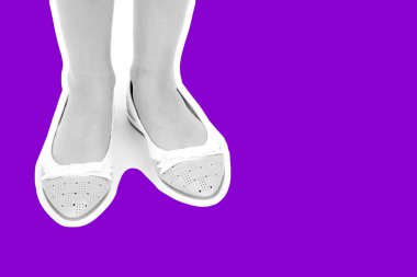 Bayan giysi ayakkabısı. Düşük deri ayakkabılar giyen uzun ince kadın bacakları. Fotokopi alanı olan moda modeli. Klasik ve günlük kıyafet konsepti. Detaylı yakın çekim stüdyo çekimi Magazin tarzı moda kolajı