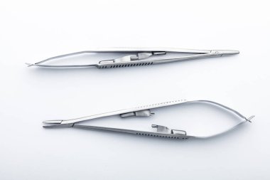 Çelik cerrahi aletler ve laboratuvar ekipmanları beyaz arka planda izole edilmiş. Profesyonel klinik aletleri. Tıbbi, cerrahi, ambulans ve veteriner konsepti. Yumuşak seçici odaklı yakın plan