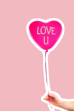 Kadın eli kırmızı kauçuk, şişme kalp şeklinde balon tutuyor. Aşk, ilişki, sevgililer günü ve doğum günü kutlaması konsepti. Boş kopya alanı olan dergi tarzı moda kolajı