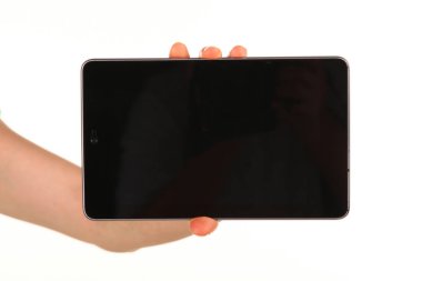 İnsan eli, avucunda boş bir krom ekran olan modern bir akıllı telefonu tutar. Teknoloji ve reklam kavramı. Ayrıntılı yakın çekim stüdyo çekimi soyut beyaz arka planda izole