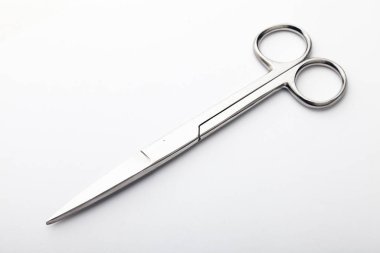 Çelik cerrahi aletler ve laboratuvar ekipmanları beyaz arka planda izole edilmiş. Profesyonel klinik aletleri. Tıbbi, cerrahi, ambulans ve veteriner konsepti. Yumuşak seçici odaklı yakın plan