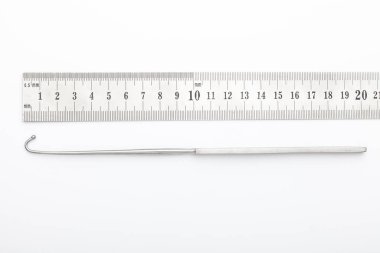 Çelik cerrahi aletler ve laboratuvar ekipmanları beyaz arka planda izole edilmiş. Profesyonel klinik aletleri. Tıbbi, cerrahi, ambulans ve veteriner konsepti. Yumuşak seçici odaklı yakın plan