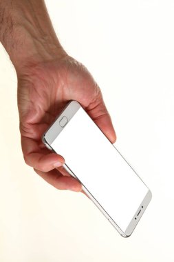 İnsan eli, avucunda boş bir krom ekran olan modern bir akıllı telefonu tutar. Teknoloji ve reklam kavramı. Ayrıntılı yakın çekim stüdyo çekimi soyut beyaz arka planda izole
