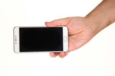 İnsan eli, avucunda boş bir krom ekran olan modern bir akıllı telefonu tutar. Teknoloji ve reklam kavramı. Ayrıntılı yakın çekim stüdyo çekimi soyut beyaz arka planda izole