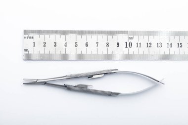 Çelik cerrahi aletler ve laboratuvar ekipmanları beyaz arka planda izole edilmiş. Profesyonel klinik aletleri. Tıbbi, cerrahi, ambulans ve veteriner konsepti. Yumuşak seçici odaklı yakın plan