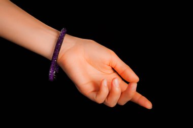 Güzel bir el yapımı mücevher bileziği. Renkli parlak boncuklar ve nötr manikürlü gevşek bir kadın bileği. Moda ve el işi aksesuarları. Yumuşak seçici odaklı yakın plan