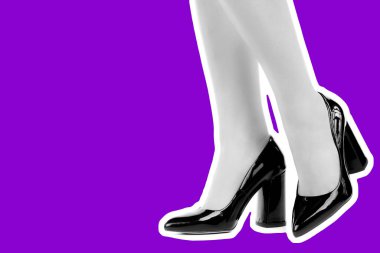 Bayan giysi ayakkabısı. Uzun ince kadın bacakları yüksek topuklu ayakkabı giyer. Fotokopi alanı olan moda modeli. Klasik ve günlük kıyafet konsepti. Ayrıntılı yakın çekim stüdyo çekimi. Dergi tarzı moda kolajı