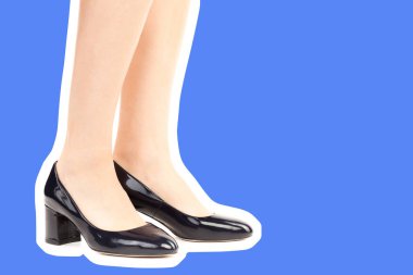 Bayan giysi ayakkabısı. Yüksek topuklu ayakkabı giyen uzun ince kadın bacakları. Fotokopi alanı olan moda modeli. Klasik ve günlük kıyafet konsepti. Ayrıntılı yakın çekim stüdyo çekimi. Dergi tarzı moda kolajı