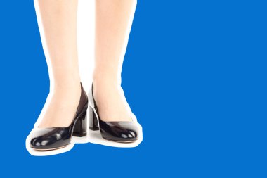 Bayan giysi ayakkabısı. Uzun ince kadın bacakları yüksek topuklu ayakkabı giyer. Fotokopi alanı olan moda modeli. Klasik ve günlük kıyafet konsepti. Ayrıntılı yakın çekim stüdyo çekimi. Dergi tarzı moda kolajı