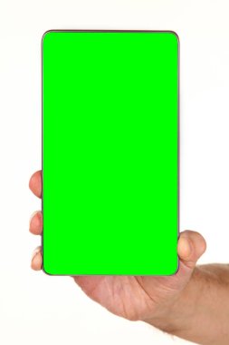 İnsan eli, avucunda boş bir krom ekran olan modern bir akıllı telefonu tutar. Teknoloji ve reklam kavramı. Ayrıntılı yakın çekim stüdyo çekimi soyut beyaz arka planda izole