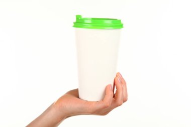 İnsan eli plastik kapaklı boş bir kahve fincanı tutar. Tek kullanımlık fincana çay ya da kahve konsepti. Metin veya logo için yeri ve yeri kopyala. Beyaz bir arkaplanda izole edilmiş