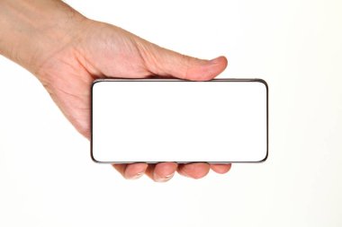 İnsan eli, avucunda boş bir krom ekran olan modern bir akıllı telefonu tutar. Teknoloji ve reklam kavramı. Ayrıntılı yakın çekim stüdyo çekimi soyut beyaz arka planda izole