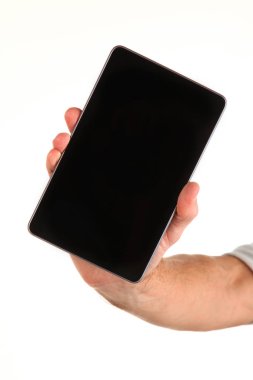 İnsan eli, avucunda boş bir krom ekran olan modern bir akıllı telefonu tutar. Teknoloji ve reklam kavramı. Ayrıntılı yakın çekim stüdyo çekimi soyut beyaz arka planda izole