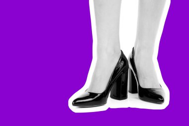 Bayan giysi ayakkabısı. Uzun ince kadın bacakları yüksek topuklu ayakkabı giyiyor. Fotokopi alanı olan moda modeli. Klasik ve günlük kıyafet konsepti. Ayrıntılı yakın çekim stüdyo çekimi. Dergi tarzı moda kolajı