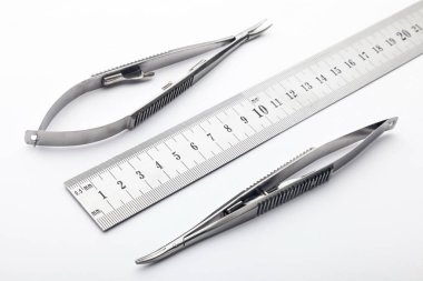 Çelik cerrahi aletler ve laboratuvar ekipmanları beyaz arka planda izole edilmiş. Profesyonel klinik aletleri. Tıbbi, cerrahi, ambulans ve veteriner konsepti. Yumuşak seçici odaklı yakın plan