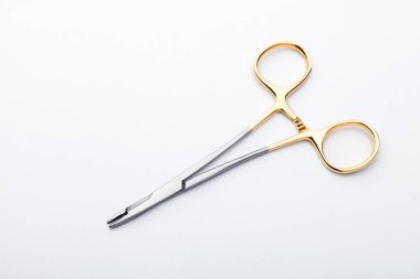 Çelik cerrahi aletler ve laboratuvar ekipmanları beyaz arka planda izole edilmiş. Profesyonel klinik aletleri. Tıbbi, cerrahi, ambulans ve veteriner konsepti. Yumuşak seçici odaklı yakın plan