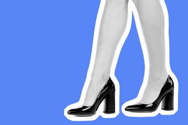 Bayan giysi ayakkabısı. Yüksek topuklu ayakkabı giyen uzun ince kadın bacakları. Fotokopi alanı olan moda modeli. Klasik ve günlük kıyafet konsepti. Ayrıntılı yakın çekim stüdyo çekimi. Dergi tarzı moda kolajı