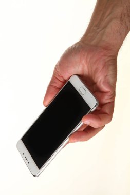 İnsan eli, avucunda boş bir krom ekran olan modern bir akıllı telefonu tutar. Teknoloji ve reklam kavramı. Ayrıntılı yakın çekim stüdyo çekimi soyut beyaz arka planda izole