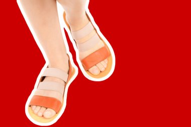 Bayan giysi ayakkabısı. Deri sandalet giyen uzun ince kadın bacakları. Fotokopi alanı olan moda modeli. Klasik ve günlük kıyafet konsepti. Detaylı yakın çekim stüdyo çekimi Magazin tarzı moda kolajı