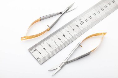 Çelik cerrahi aletler ve laboratuvar ekipmanları beyaz arka planda izole edilmiş. Profesyonel klinik aletleri. Tıbbi, cerrahi, ambulans ve veteriner konsepti. Yumuşak seçici odaklı yakın plan