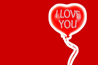 Kırmızı lastik şişme kalp şeklinde balon. Aşk, ilişki, sevgililer günü ve doğum günü kutlaması konsepti. Boş kopya alanı olan dergi tarzı moda kolajı