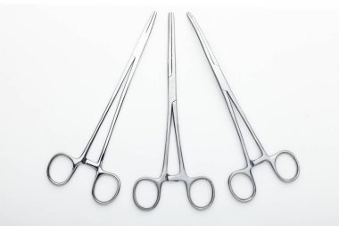 Çelik cerrahi aletler ve laboratuvar ekipmanları beyaz arka planda izole edilmiş. Profesyonel klinik aletleri. Tıbbi, cerrahi, ambulans ve veteriner konsepti. Yumuşak seçici odaklı yakın plan