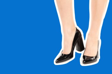 Bayan giysi ayakkabısı. Uzun ince kadın bacakları yüksek topuklu ayakkabı giyer. Fotokopi alanı olan moda modeli. Klasik ve günlük kıyafet konsepti. Ayrıntılı yakın çekim stüdyo çekimi. Dergi tarzı moda kolajı