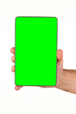 İnsan eli, avucunda boş bir krom ekran olan modern bir akıllı telefonu tutar. Teknoloji ve reklam kavramı. Ayrıntılı yakın çekim stüdyo çekimi soyut beyaz arka planda izole