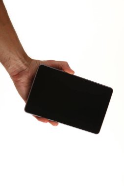 İnsan eli, avucunda boş bir krom ekran olan modern bir akıllı telefonu tutar. Teknoloji ve reklam kavramı. Ayrıntılı yakın çekim stüdyo çekimi soyut beyaz arka planda izole