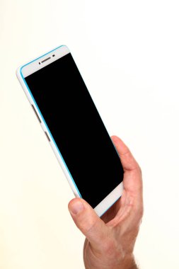 İnsan eli, avucunda boş bir krom ekran olan modern bir akıllı telefonu tutar. Teknoloji ve reklam kavramı. Ayrıntılı yakın çekim stüdyo çekimi soyut beyaz arka planda izole