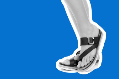 Bayan giysi ayakkabısı. Deri sandalet giyen uzun ince kadın bacakları. Fotokopi alanı olan moda modeli. Klasik ve günlük kıyafet konsepti. Ayrıntılı yakın çekim stüdyo çekimi. Dergi tarzı moda kolajı