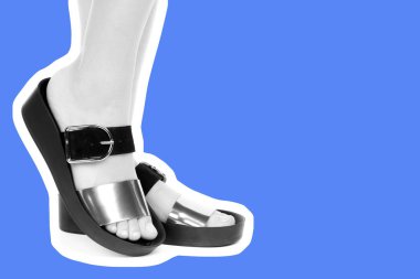 Bayan giysi ayakkabısı. Deri sandalet giyen uzun ince kadın bacakları. Fotokopi alanı olan moda modeli. Klasik ve günlük kıyafet konsepti. Ayrıntılı yakın çekim stüdyo çekimi. Dergi tarzı moda kolajı