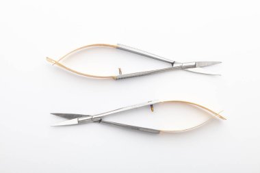 Çelik cerrahi aletler ve laboratuvar ekipmanları beyaz arka planda izole edilmiş. Profesyonel klinik aletleri. Tıbbi, cerrahi, ambulans ve veteriner konsepti. Yumuşak seçici odaklı yakın plan