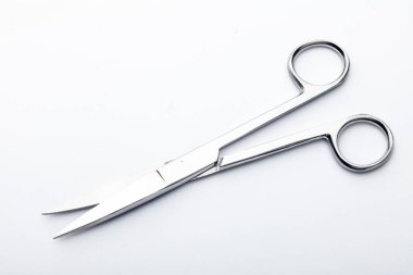 Çelik cerrahi aletler ve laboratuvar ekipmanları beyaz arka planda izole edilmiş. Profesyonel klinik aletleri. Tıbbi, cerrahi, ambulans ve veteriner konsepti. Yumuşak seçici odaklı yakın plan