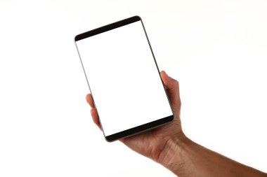 İnsan eli, avucunda boş bir krom ekran olan modern bir akıllı telefonu tutar. Teknoloji ve reklam kavramı. Ayrıntılı yakın çekim stüdyo çekimi soyut beyaz arka planda izole