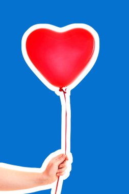 Kadın eli kırmızı kauçuk, şişme kalp şeklinde balon tutuyor. Aşk, ilişki, sevgililer günü ve doğum günü kutlaması konsepti. Boş kopya alanı olan dergi tarzı moda kolajı