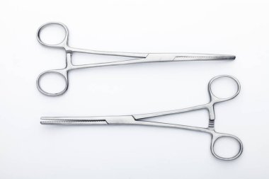 Çelik cerrahi aletler ve laboratuvar ekipmanları beyaz arka planda izole edilmiş. Profesyonel klinik aletleri. Tıbbi, cerrahi, ambulans ve veteriner konsepti. Yumuşak seçici odaklı yakın plan