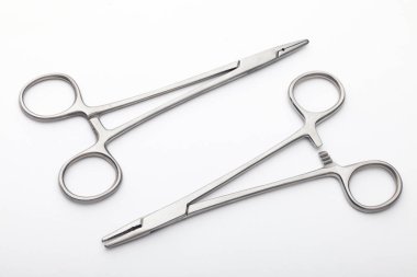 Çelik cerrahi aletler ve laboratuvar ekipmanları beyaz arka planda izole edilmiş. Profesyonel klinik aletleri. Tıbbi, cerrahi, ambulans ve veteriner konsepti. Yumuşak seçici odaklı yakın plan