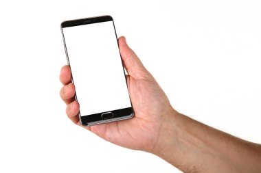 İnsan eli, avucunda boş bir krom ekran olan modern bir akıllı telefonu tutar. Teknoloji ve reklam kavramı. Ayrıntılı yakın çekim stüdyo çekimi soyut beyaz arka planda izole